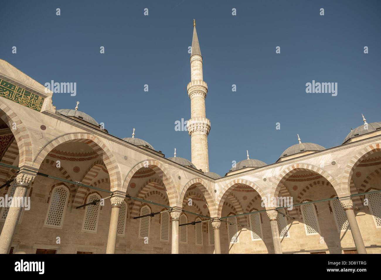 Istanbul, Turchia. 27 novembre 2025. Una vista della Moschea di Sultanahmet. Turisti e gente del posto si sono recati nella Moschea e nella piazza Sultanahmet, che Papa Leone XIV visiterà sabato 29 novembre. Credito: SOPA Images Limited/Alamy Live News Foto Stock
