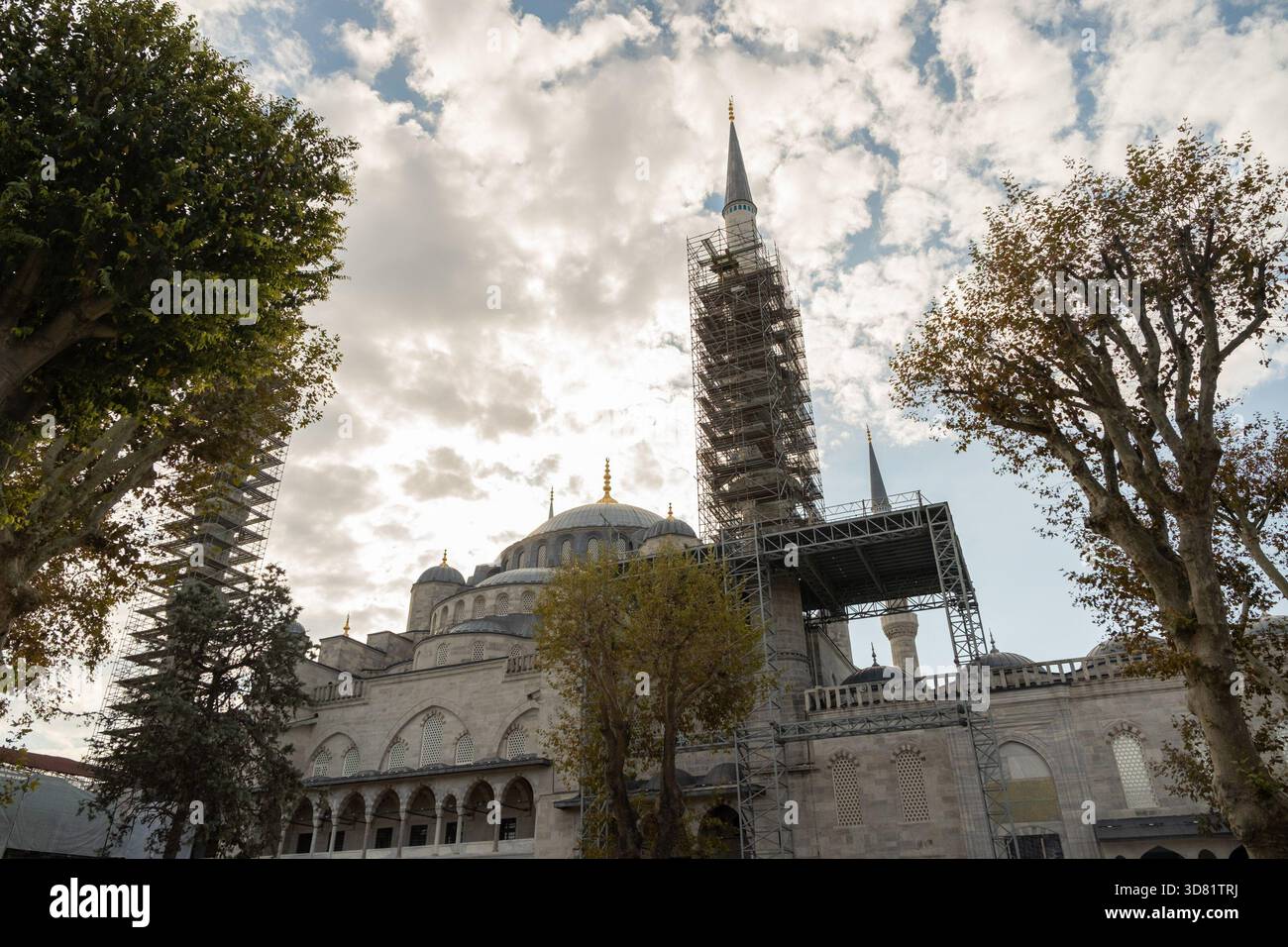 Istanbul, Turchia. 27 novembre 2025. Una vista della Moschea di Sultanahmet. Turisti e gente del posto si sono recati nella Moschea e nella piazza Sultanahmet, che Papa Leone XIV visiterà sabato 29 novembre. Credito: SOPA Images Limited/Alamy Live News Foto Stock