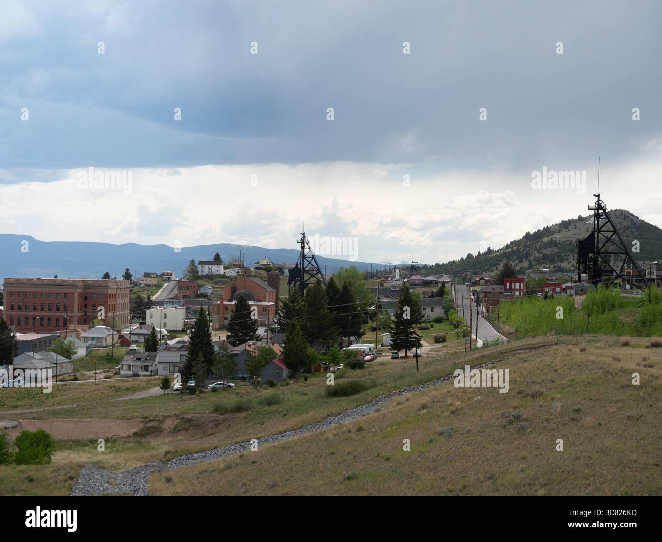 Testate da miniere in cima alle miniere sotterranee di rame duro situate nella città di Butte, Montana. Fotografato in una giornata nuvolosa. Foto Stock