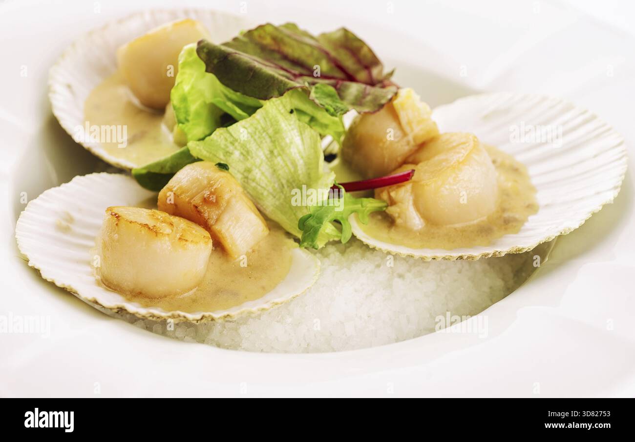 Cibo, capesante scottate con burro e lattuga Foto Stock