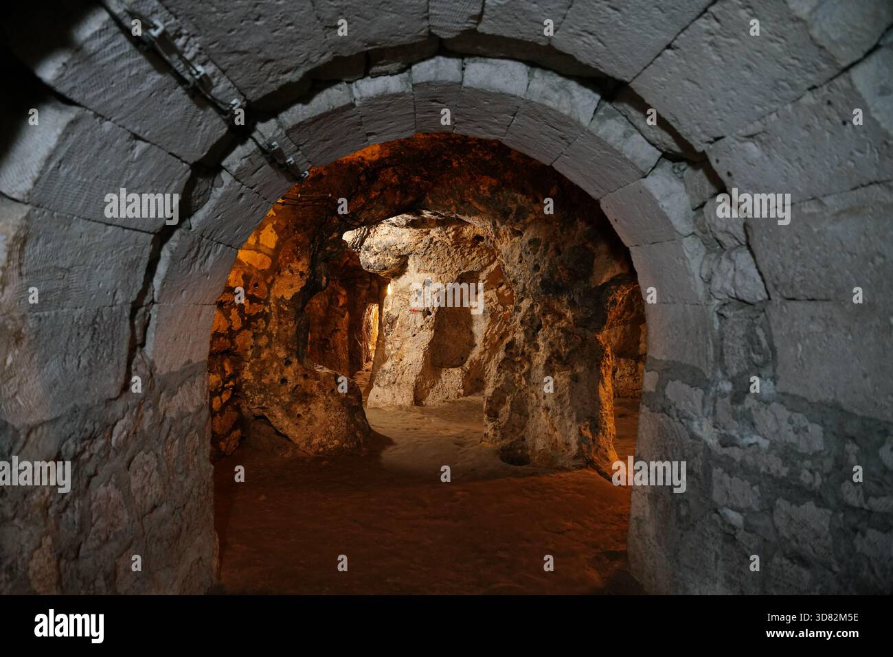 NEVSEHIR, TURKIYE - 09 AGOSTO 2025: Città sotterranea di Derinkuyu nella città di Derinkuyu Foto Stock