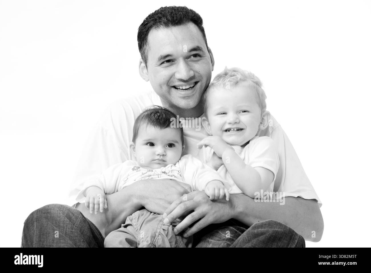 Carino il fratello e la sorella da diverse gare di divertirsi con il papà Foto Stock