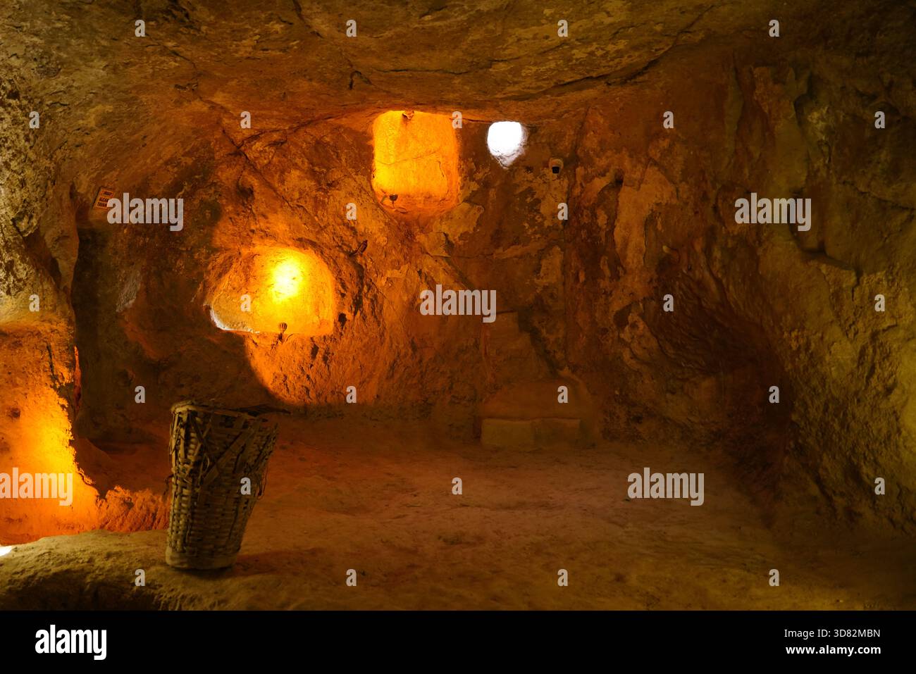 NEVSEHIR, TURKIYE - 10 AGOSTO 2025: Città sotterranea sotto il castello di Nevsehir Foto Stock