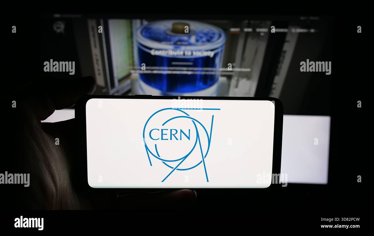 In questa foto, una persona ha in mano un cellulare con il logo dell'organizzazione europea di ricerca nucleare CERN sullo schermo davanti alla pagina web. (Foto di Timon Schneider / SOPA Images/Sipa USA) *** esclusivamente per notizie editoriali *** Foto Stock