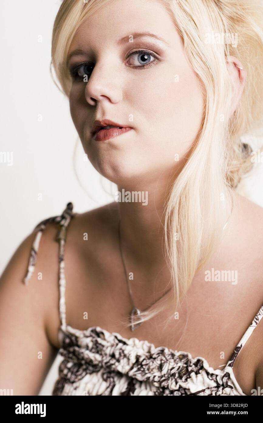 Ritratto in studio di una giovane donna bionda con un atteggiamento Foto Stock