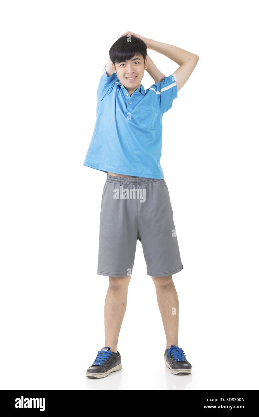 Giovane uomo sportivo asiatico stretch e caldo, ritratto a tutta lunghezza isolato su sfondo bianco Foto Stock