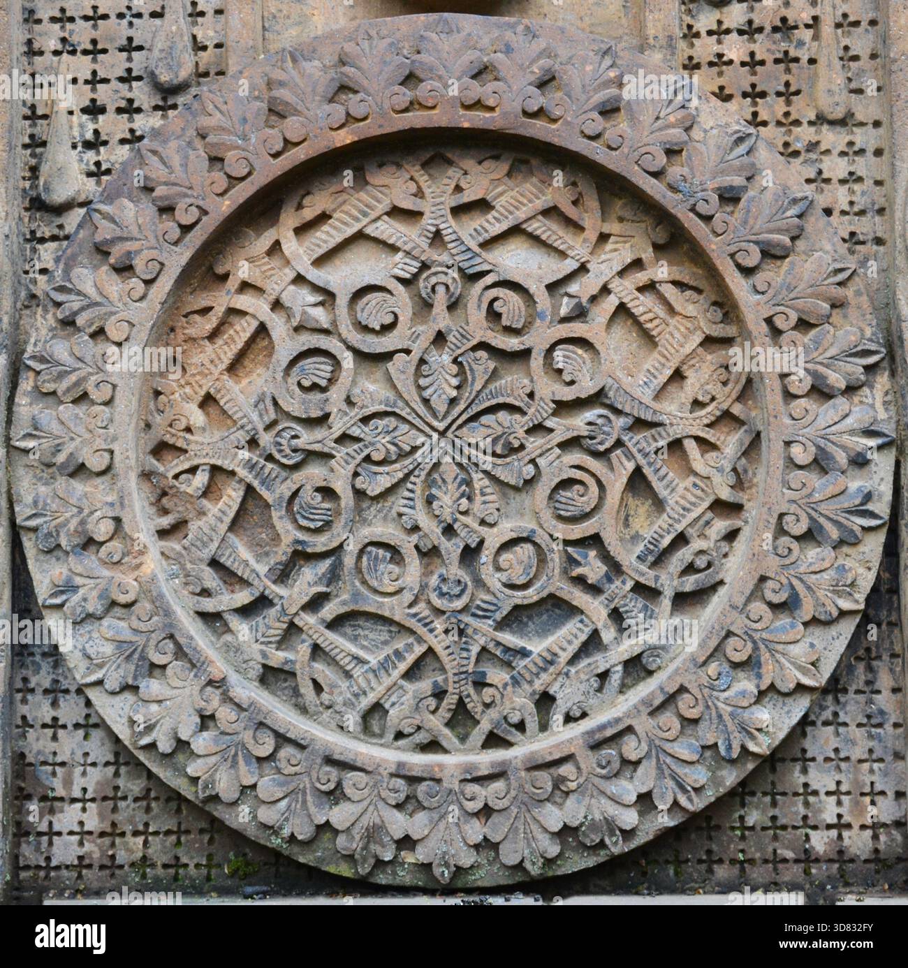 Medaglione di pietra della chiesa armena intagliato con motivi tradizionali intrecciati e ornamenti floreali Foto Stock