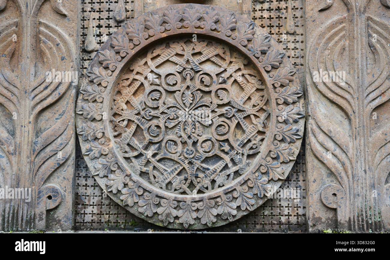 Medaglione di pietra della chiesa armena intagliato con motivi tradizionali intrecciati e ornamenti floreali Foto Stock