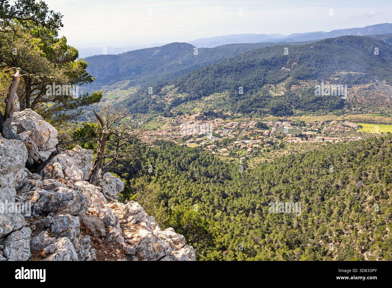 Vista panoramica su una valle con un villaggio da una montagna Foto Stock