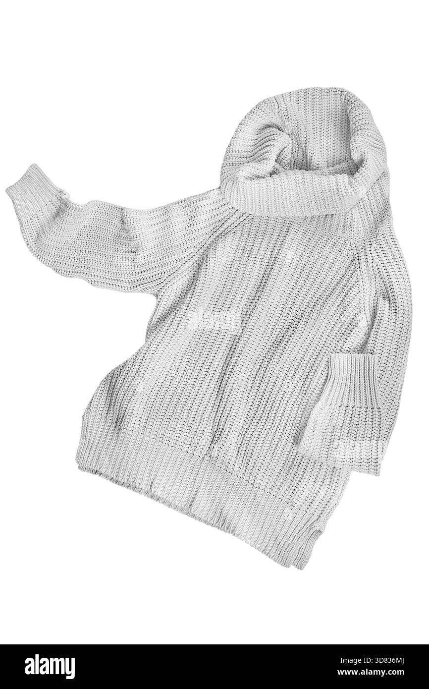 Pullover oversize a collo alto in maglia bianca con isolamento su sfondo bianco Foto Stock