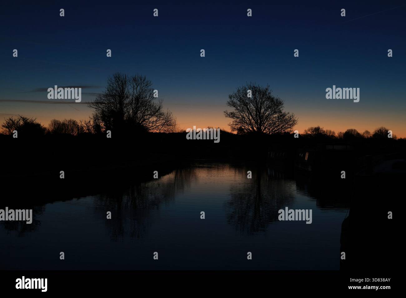 Alba fredda e gelida mentre il sole sta per sorgere sul canale di Leeds e Liverpool a Crabtree Lane vicino a Burscough, venerdì 21.11.2025. Foto Stock