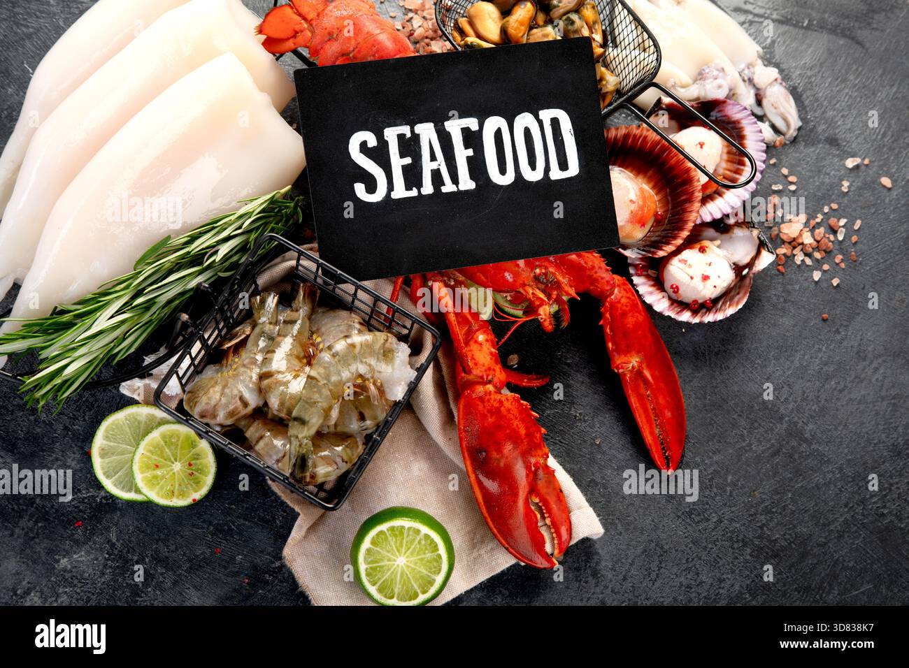 Varietà di pesce fresco ed erbe aromatiche. Pesce fresco e specialità di pesce. Vista dall'alto. Foto Stock