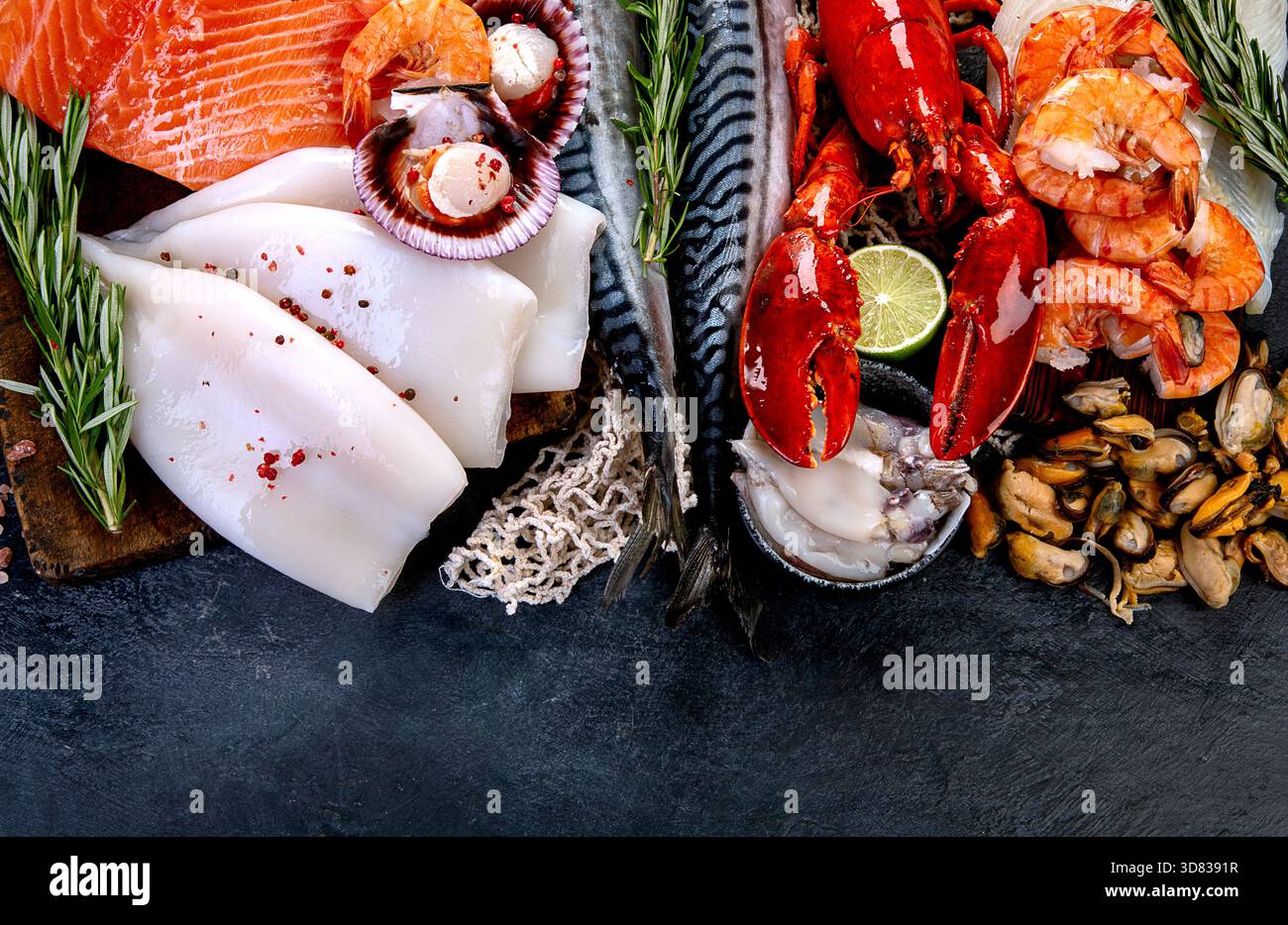 Varietà di pesce fresco ed erbe aromatiche. Pesce fresco e specialità di pesce. Vista dall'alto. Foto Stock
