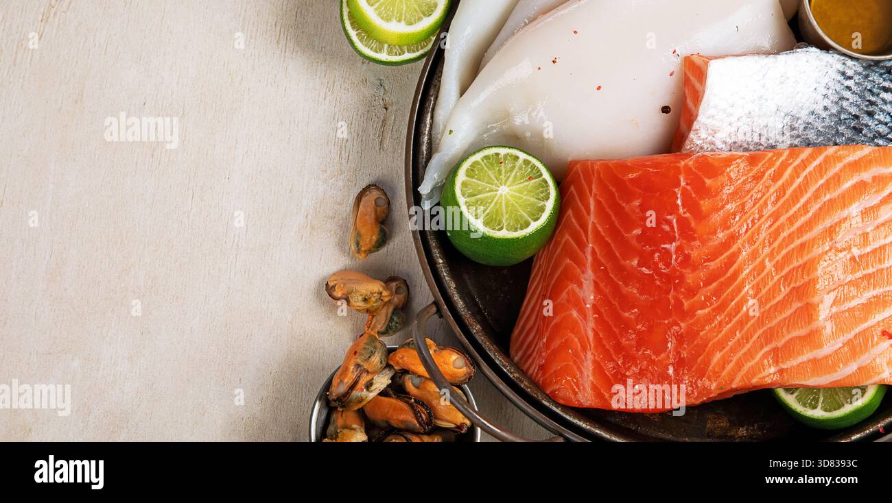 Varietà di pesce fresco ed erbe aromatiche. Pesce fresco e specialità di pesce. Vista dall'alto. Foto Stock