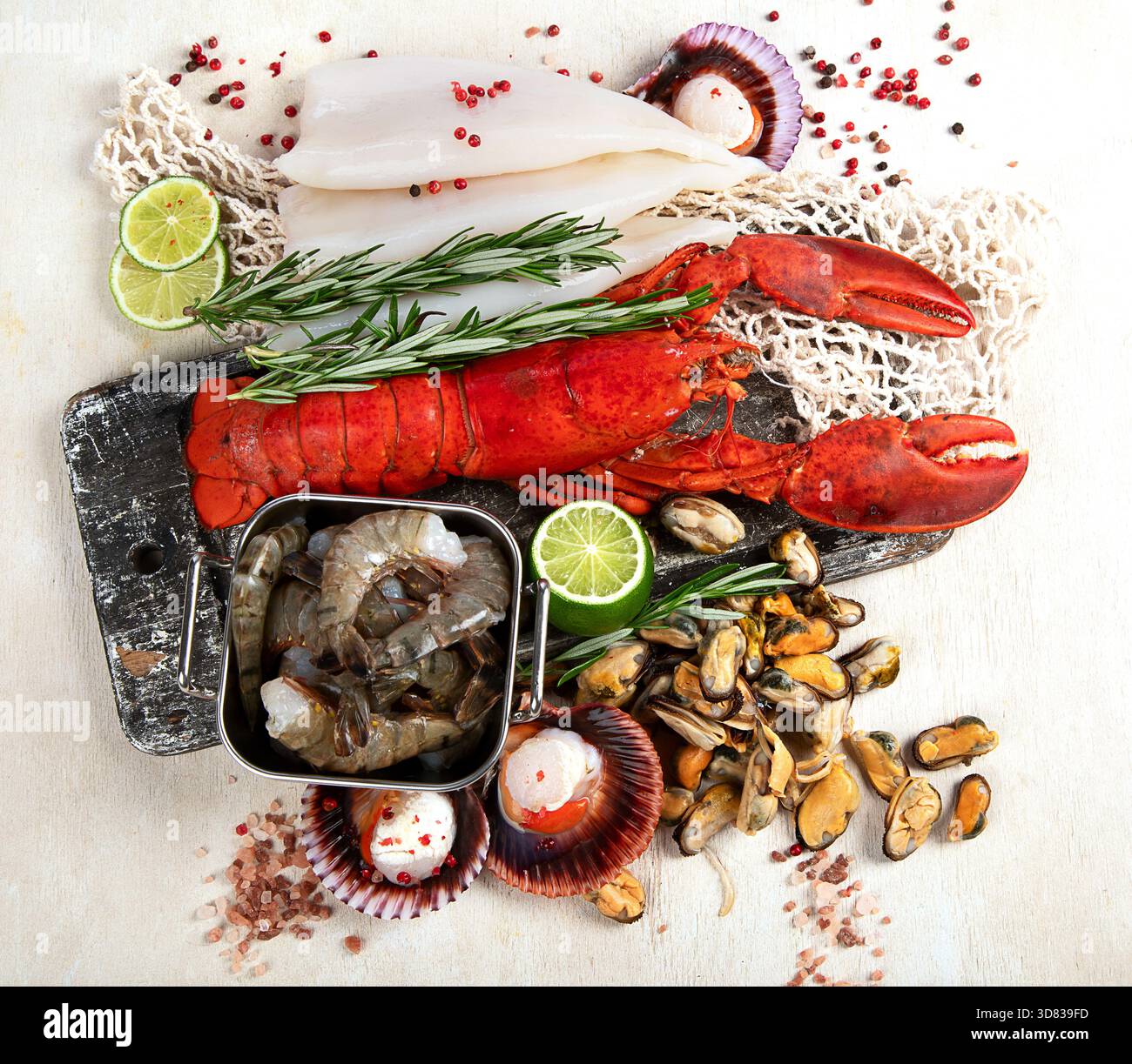 Varietà di pesce fresco ed erbe aromatiche. Pesce fresco e specialità di pesce. Vista dall'alto. Foto Stock