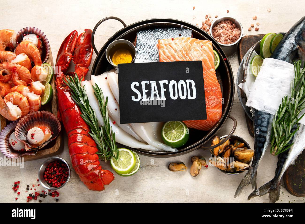 Varietà di pesce fresco ed erbe aromatiche. Pesce fresco e specialità di pesce. Vista dall'alto. Foto Stock