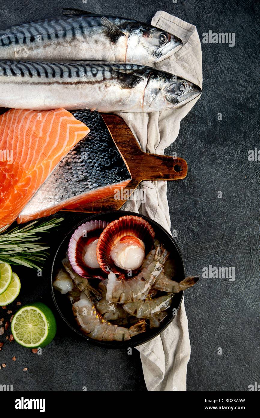 Varietà di pesce fresco ed erbe aromatiche. Pesce fresco e specialità di pesce. Vista dall'alto. Foto Stock