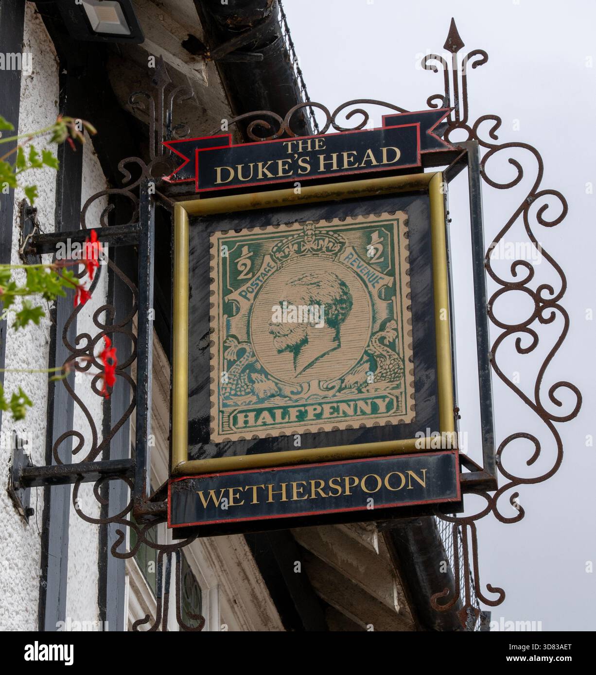 Tradizionale cartello da pub appeso al Dukes Head - un pub pubblico di Wetherspoon - Corn Square, Leominster, Herefordshire, Inghilterra, Regno Unito Foto Stock