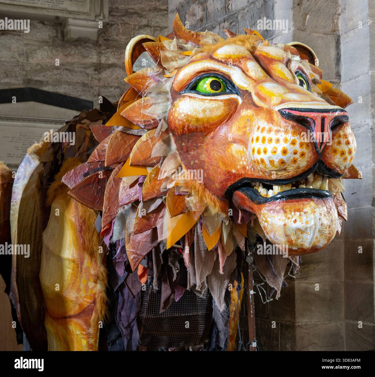 Leominster Priory, Leominster, Herefordshire, Inghilterra, Regno Unito - Leominster Lion, un burattino gigante di 3 metri creato dalla Fetch Theatre Company. Foto Stock