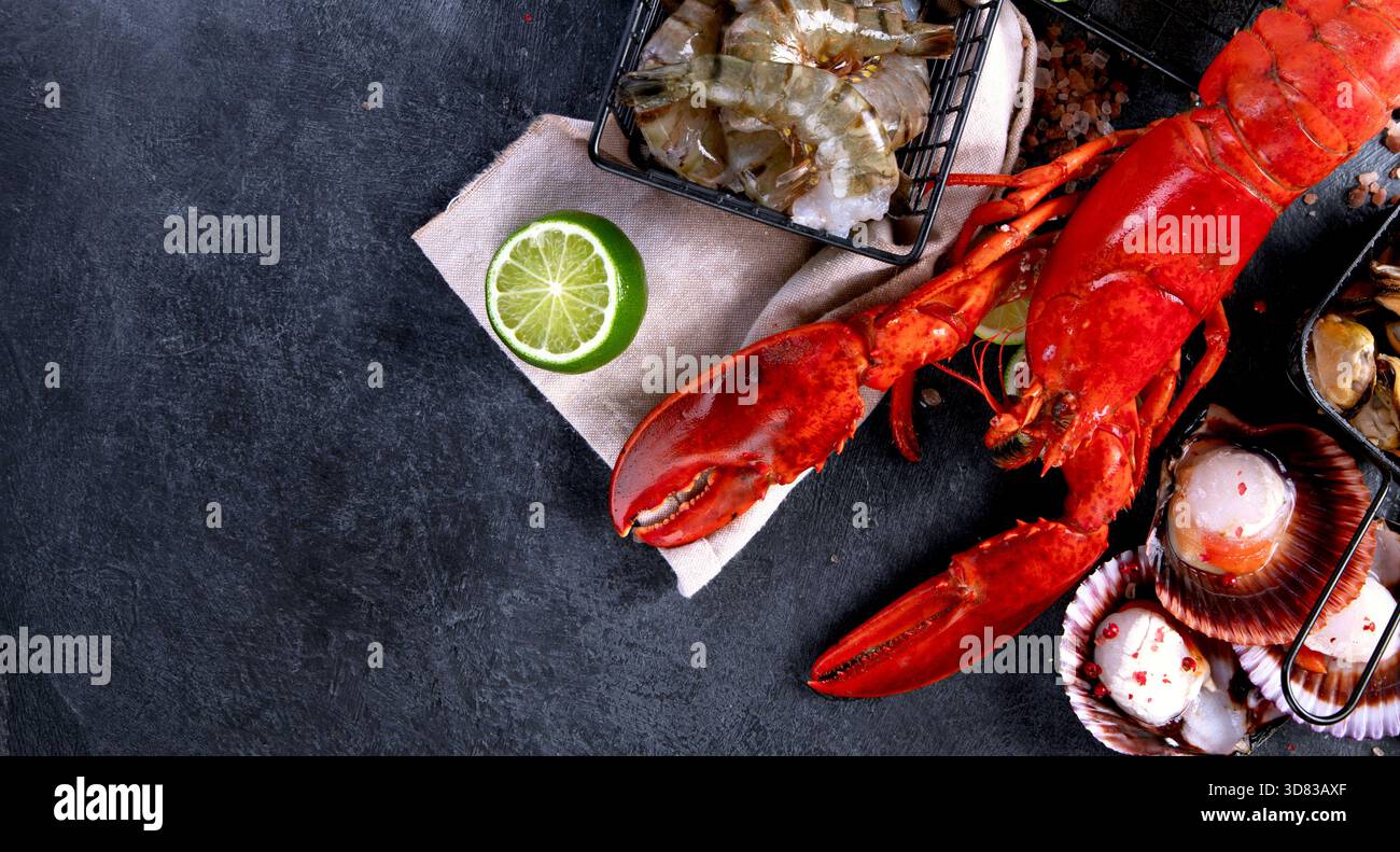 Varietà di pesce fresco ed erbe aromatiche. Pesce fresco e specialità di pesce. Vista dall'alto. Foto Stock