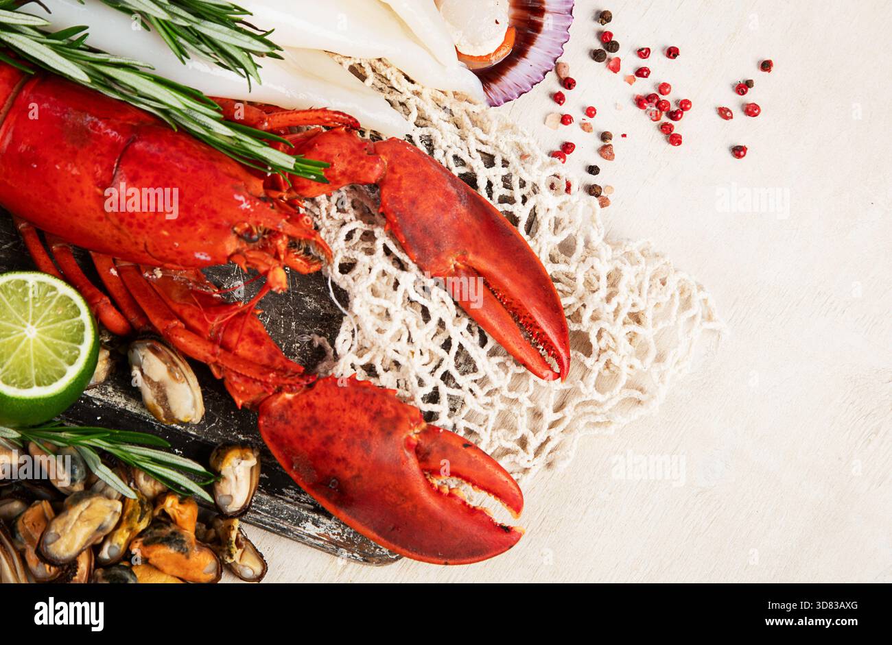 Varietà di pesce fresco ed erbe aromatiche. Pesce fresco e specialità di pesce. Vista dall'alto. Foto Stock