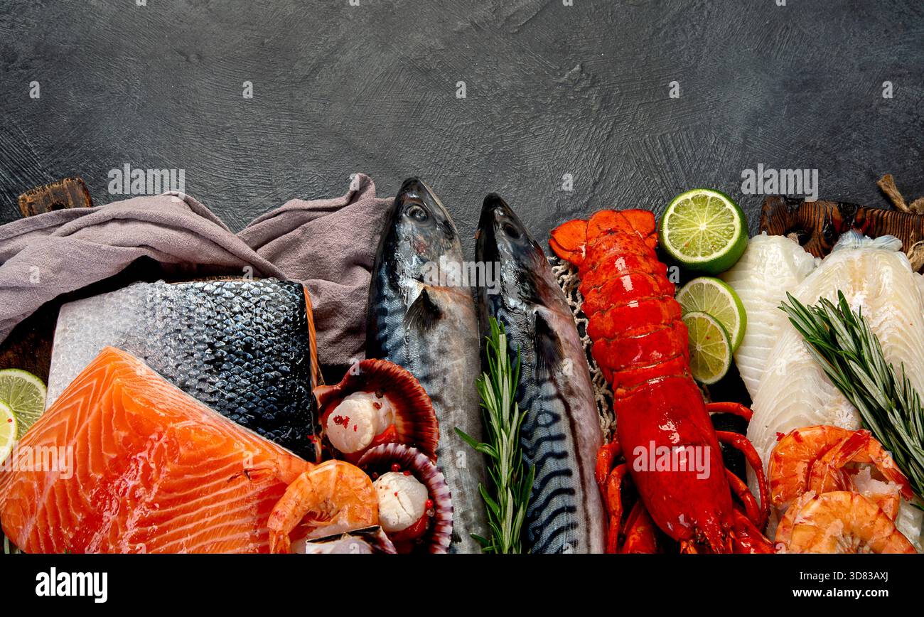 Varietà di pesce fresco ed erbe aromatiche. Pesce fresco e specialità di pesce. Vista dall'alto. Foto Stock