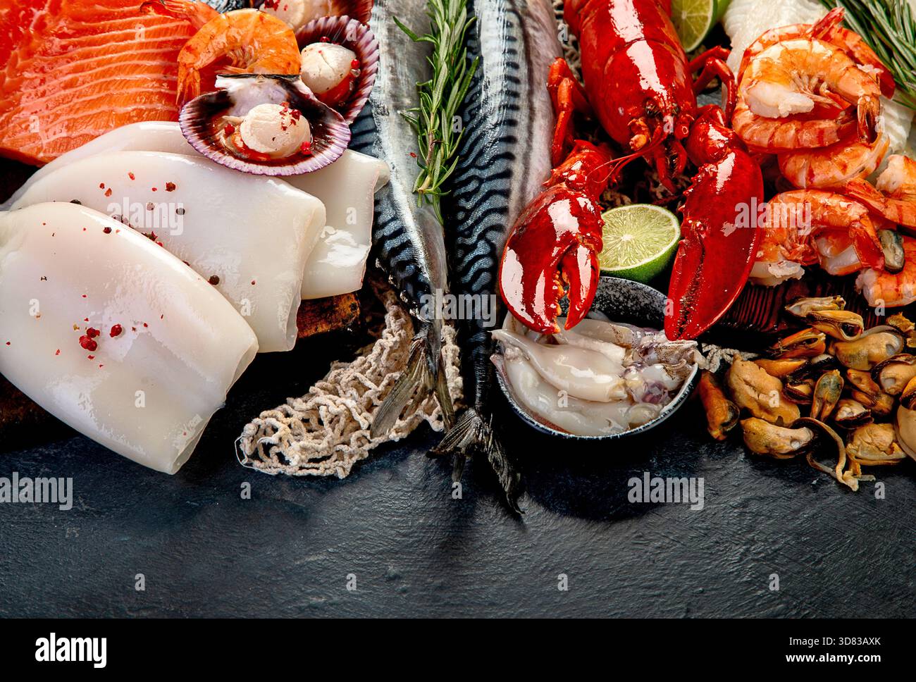Varietà di pesce fresco ed erbe aromatiche. Pesce fresco e specialità di pesce. Vista dall'alto. Foto Stock