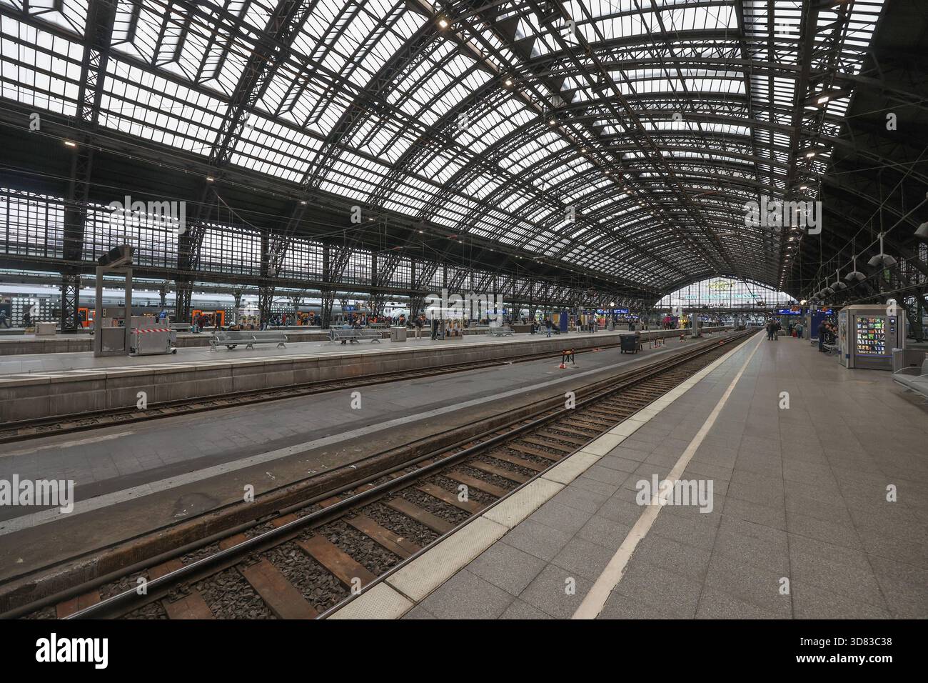 Blick in den Hauptbahnhof a Koeln Köln. Hauptbahnhof AM 27.11.2025 a Koeln Köln/Deutschland. *** Vista sulla stazione centrale di Colonia stazione centrale di Colonia al 27 11 2025 a Colonia Colonia Colonia Germania Foto Stock