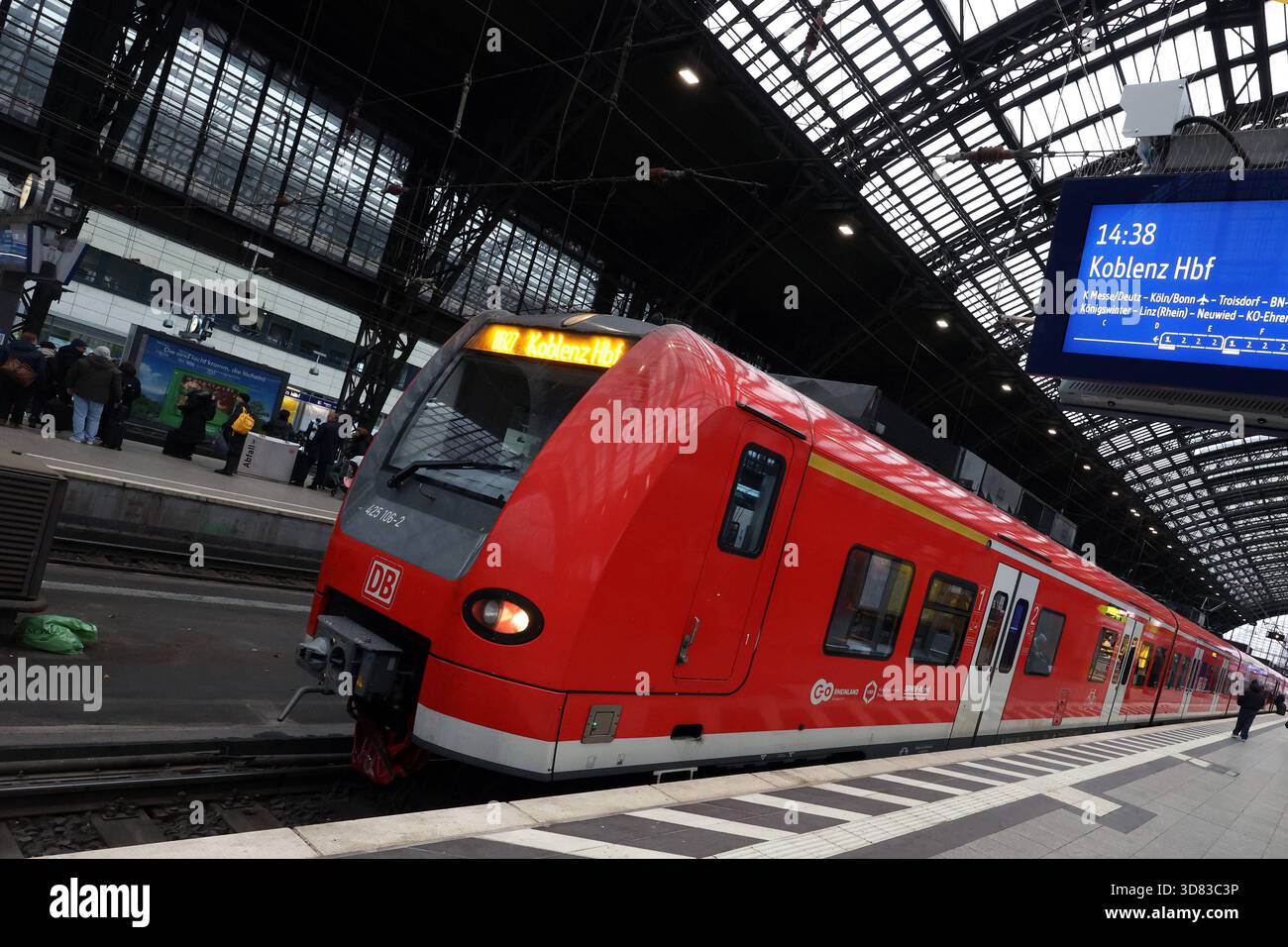 Ein Zug der DB, RB27, steht im Hauptbahnhof a Koeln Köln. Hauptbahnhof AM 27.11.2025 a Koeln Köln/Deutschland. *** Un treno DB, RB27, si trova nella stazione centrale di Colonia, la stazione centrale di Colonia, al numero 27 11 2025 a Colonia, in Germania Foto Stock