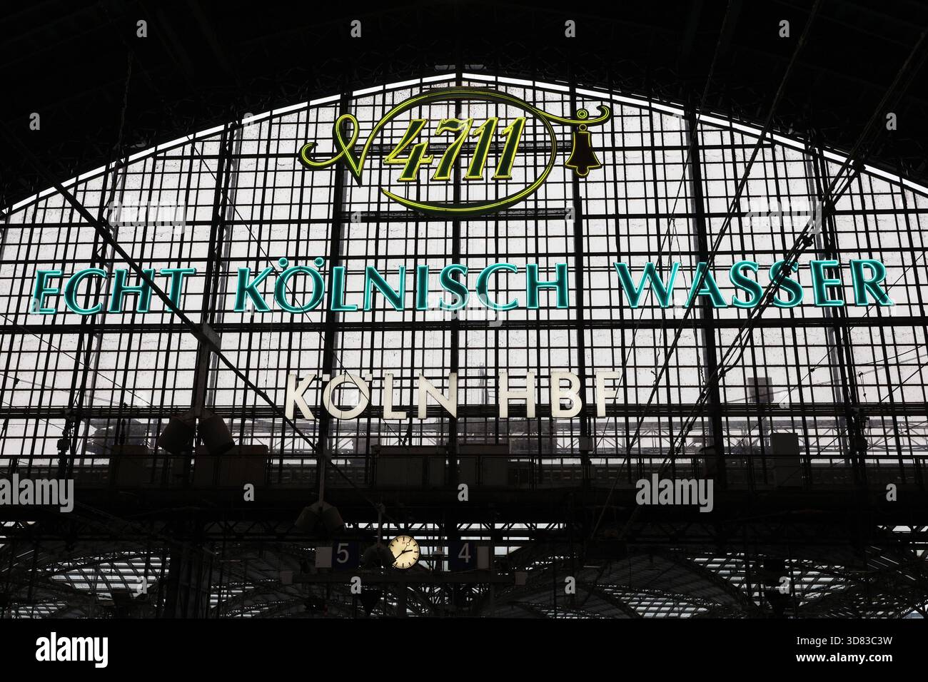 Blick in den Hauptbahnhof a Koeln Köln. Hauptbahnhof AM 27.11.2025 a Koeln Köln/Deutschland. *** Vista sulla stazione centrale di Colonia stazione centrale di Colonia al 27 11 2025 a Colonia Colonia Colonia Germania Foto Stock