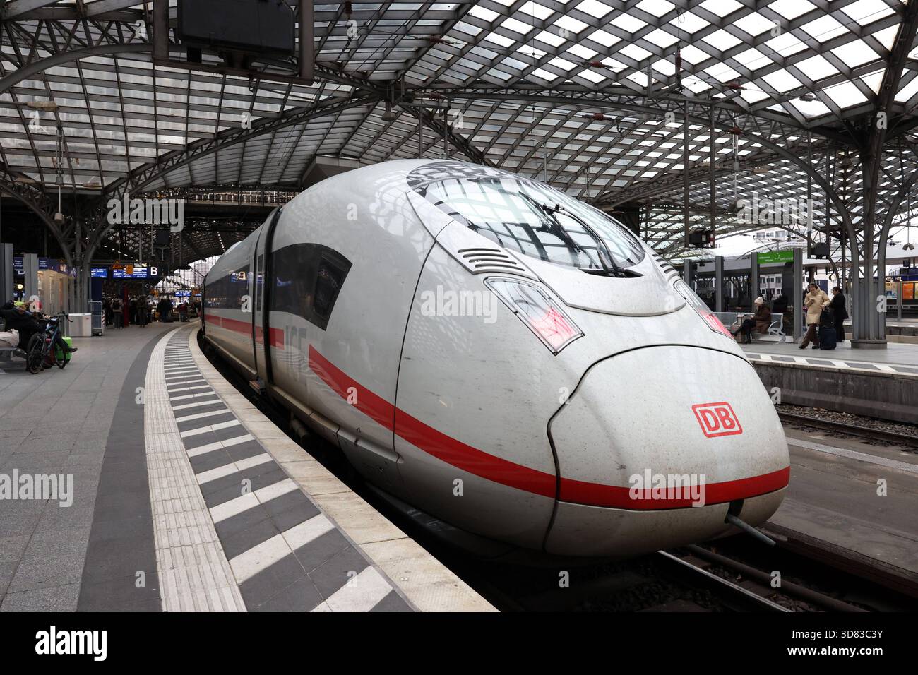 Ein Zug, ICE steht im Hauptbahnhof a Koeln Köln. Hauptbahnhof AM 27.11.2025 a Koeln Köln/Deutschland. *** Un treno, IL GHIACCIO si trova nella stazione centrale di Colonia stazione centrale al 27 11 2025 a Colonia Colonia Germania Foto Stock