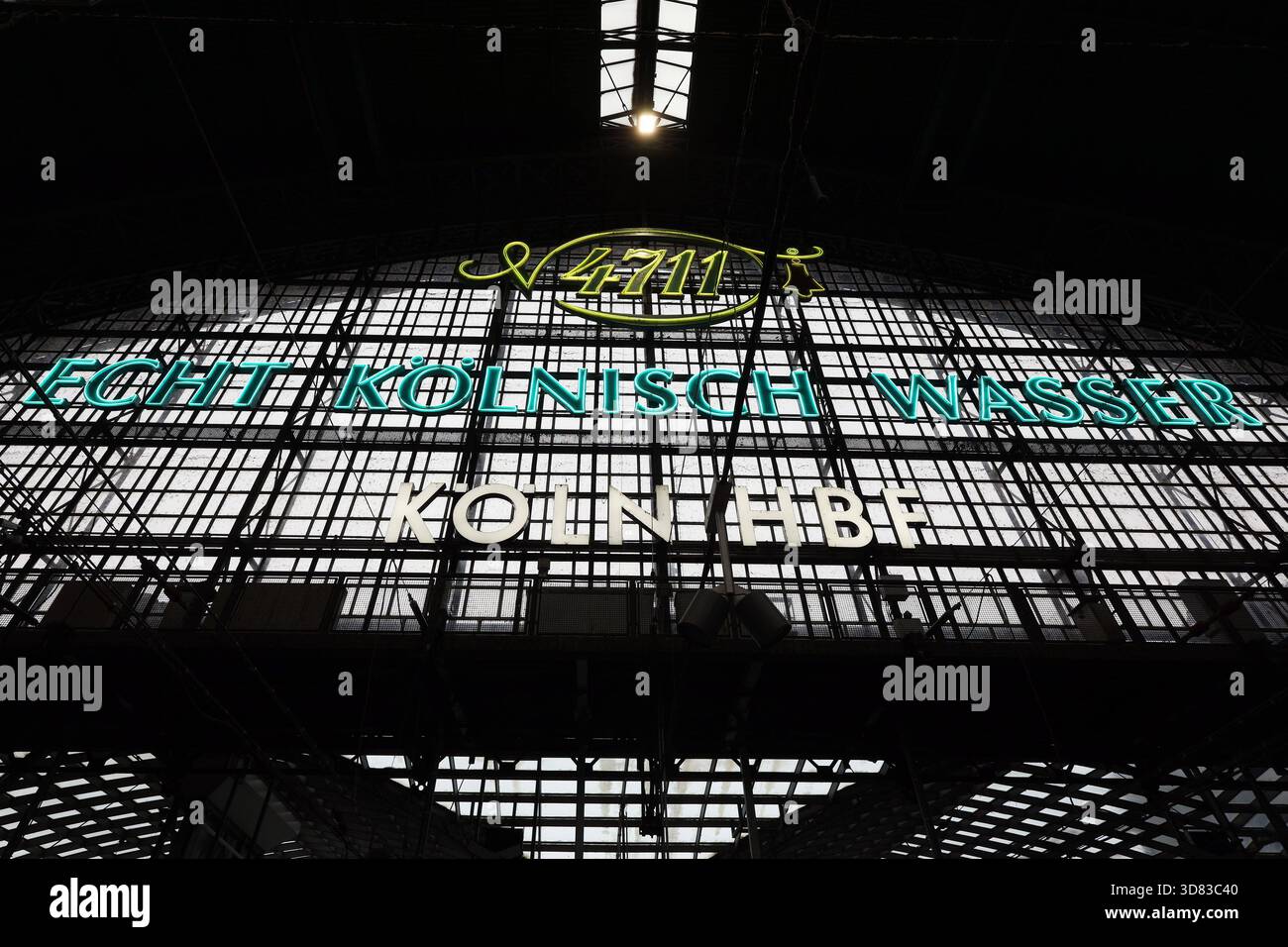 Blick in den Hauptbahnhof a Koeln Köln. Hauptbahnhof AM 27.11.2025 a Koeln Köln/Deutschland. *** Vista sulla stazione centrale di Colonia stazione centrale di Colonia al 27 11 2025 a Colonia Colonia Colonia Germania Foto Stock