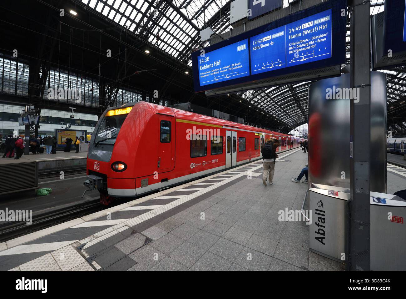 Ein Zug der DB, RB27, steht im Hauptbahnhof a Koeln Köln. Hauptbahnhof AM 27.11.2025 a Koeln Köln/Deutschland. *** Un treno DB, RB27, si trova nella stazione centrale di Colonia, la stazione centrale di Colonia, al numero 27 11 2025 a Colonia, in Germania Foto Stock