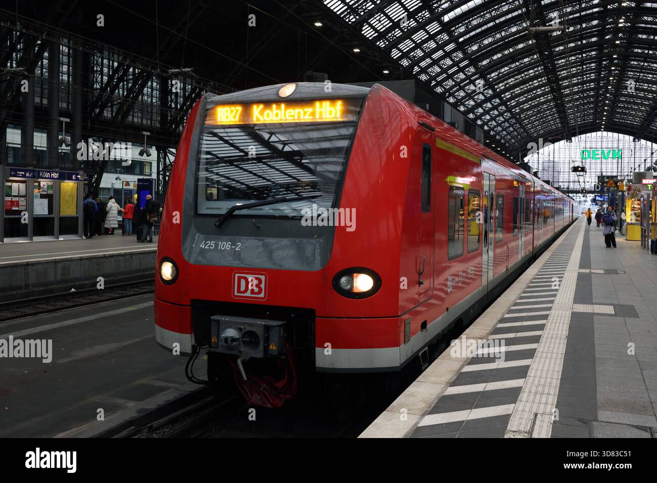 Ein Zug der DB, RB27, steht im Hauptbahnhof a Koeln Köln. Hauptbahnhof AM 27.11.2025 a Koeln Köln/Deutschland. *** Un treno DB, RB27, si trova nella stazione centrale di Colonia, la stazione centrale di Colonia, al numero 27 11 2025 a Colonia, in Germania Foto Stock