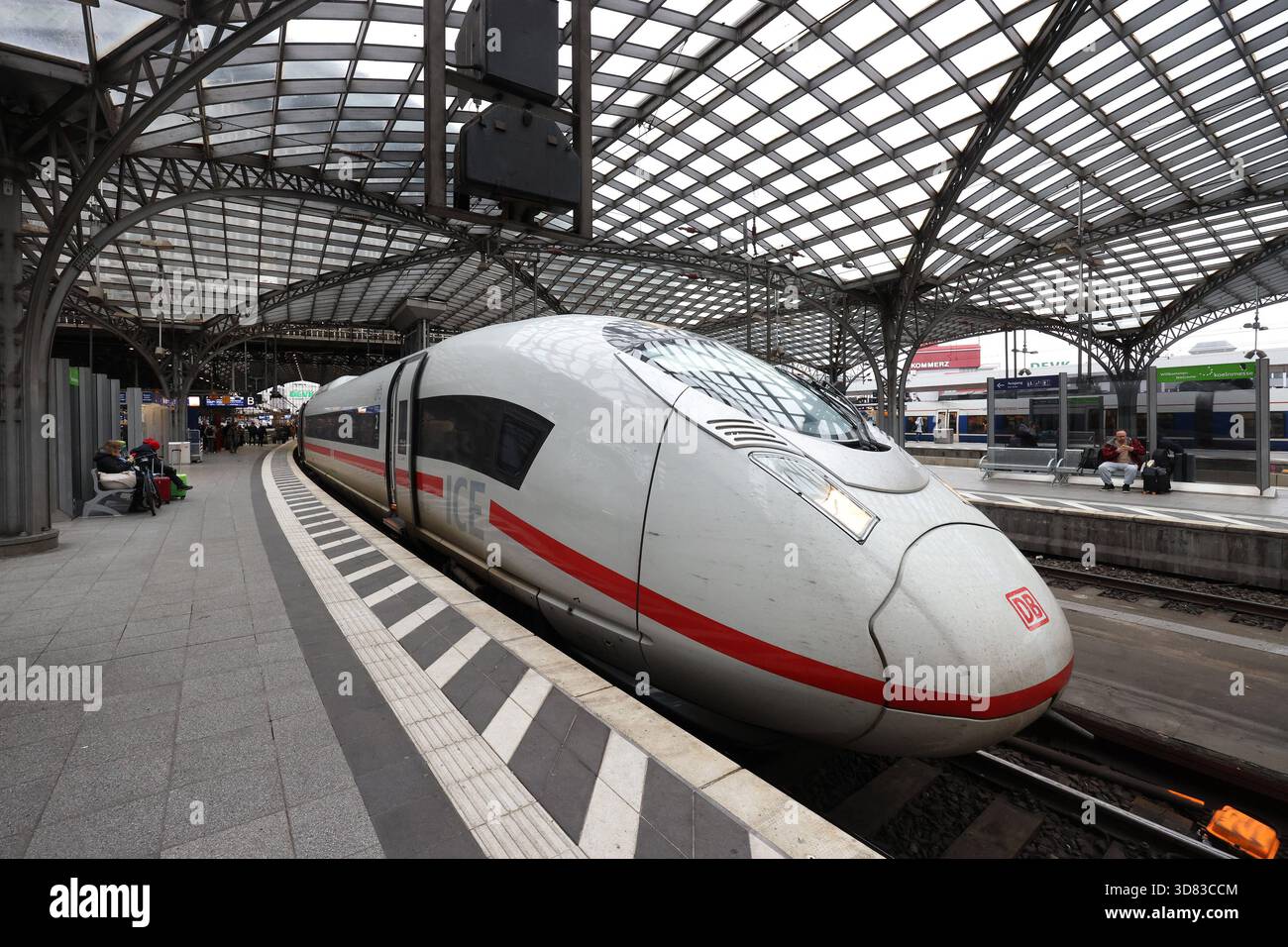 Ein Zug, ICE steht im Hauptbahnhof a Koeln Köln. Hauptbahnhof AM 27.11.2025 a Koeln Köln/Deutschland. *** Un treno, IL GHIACCIO si trova nella stazione centrale di Colonia stazione centrale al 27 11 2025 a Colonia Colonia Germania Foto Stock