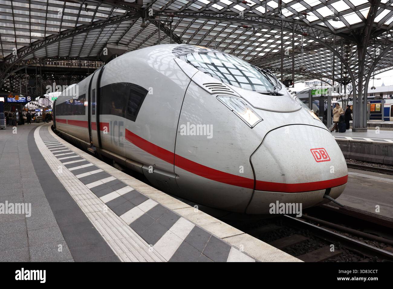 Ein Zug, ICE steht im Hauptbahnhof a Koeln Köln. Hauptbahnhof AM 27.11.2025 a Koeln Köln/Deutschland. *** Un treno, IL GHIACCIO si trova nella stazione centrale di Colonia stazione centrale al 27 11 2025 a Colonia Colonia Germania Foto Stock