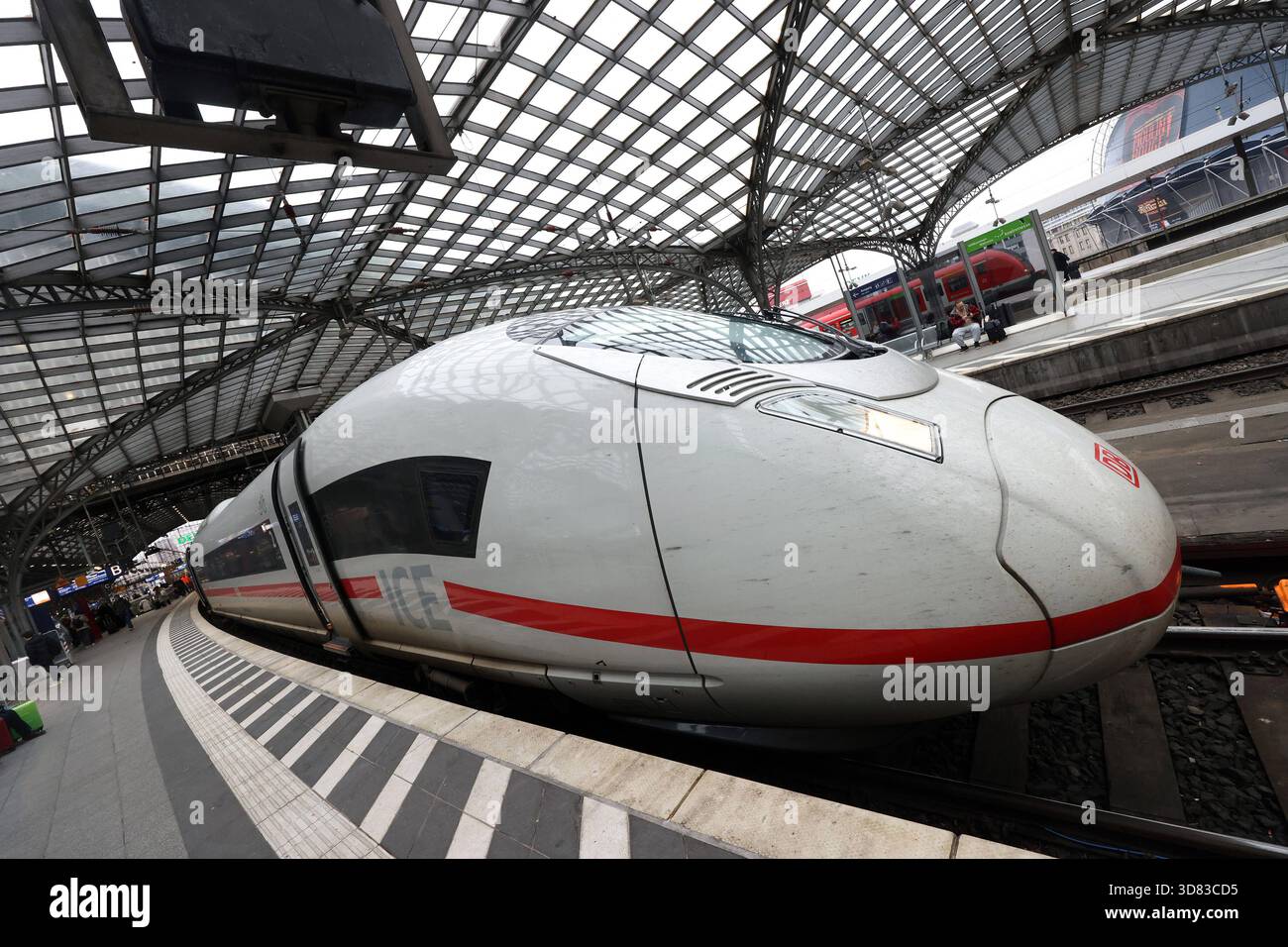 Ein Zug, ICE steht im Hauptbahnhof a Koeln Köln. Hauptbahnhof AM 27.11.2025 a Koeln Köln/Deutschland. *** Un treno, IL GHIACCIO si trova nella stazione centrale di Colonia stazione centrale al 27 11 2025 a Colonia Colonia Germania Foto Stock
