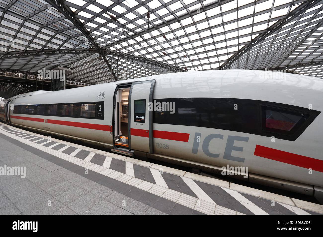 Ein Zug, ICE steht im Hauptbahnhof a Koeln Köln. Hauptbahnhof AM 27.11.2025 a Koeln Köln/Deutschland. *** Un treno, IL GHIACCIO si trova nella stazione centrale di Colonia stazione centrale al 27 11 2025 a Colonia Colonia Germania Foto Stock