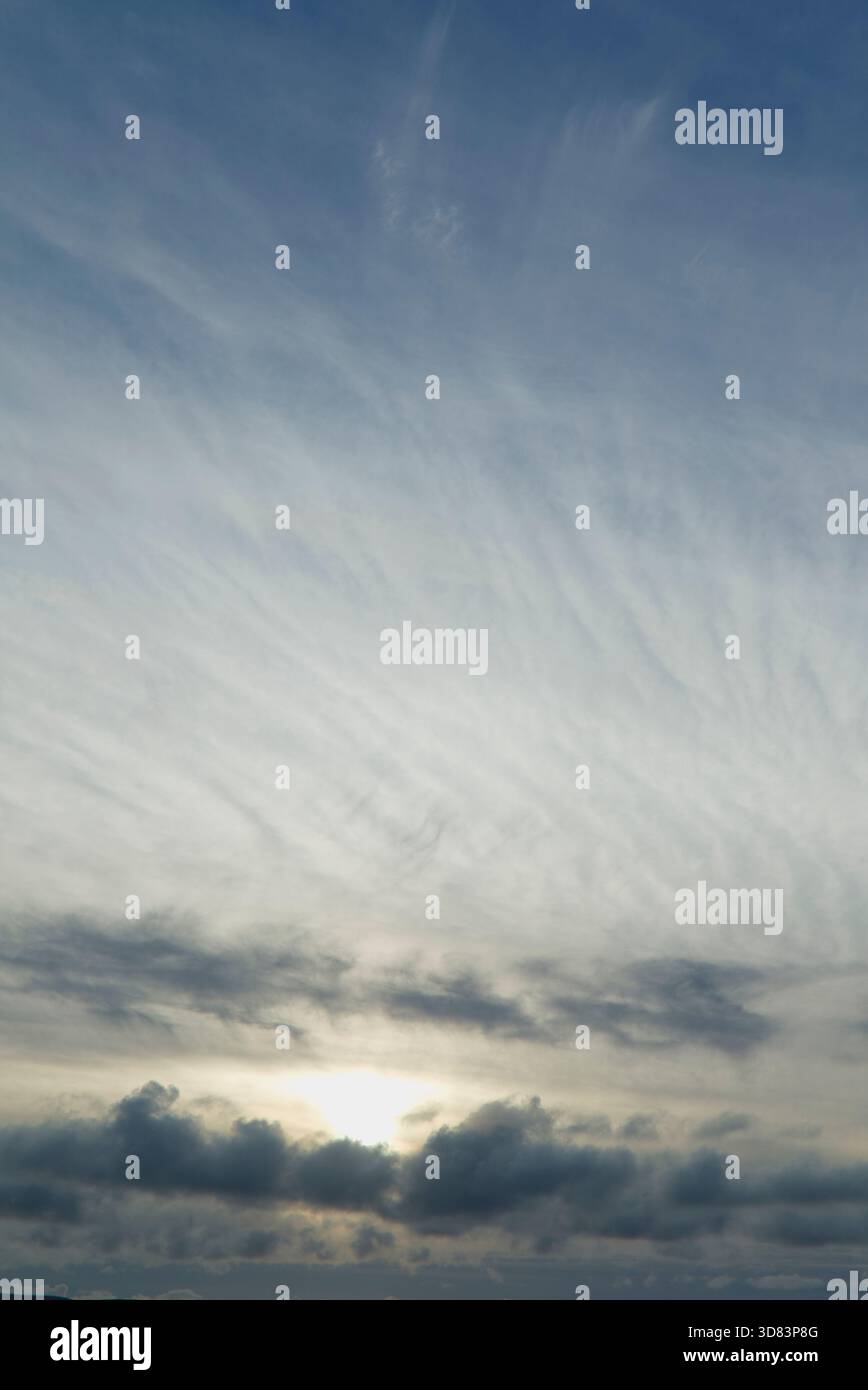 Spessa nuvola di cirrus prima di avvicinarsi al fronte meteo Foto Stock