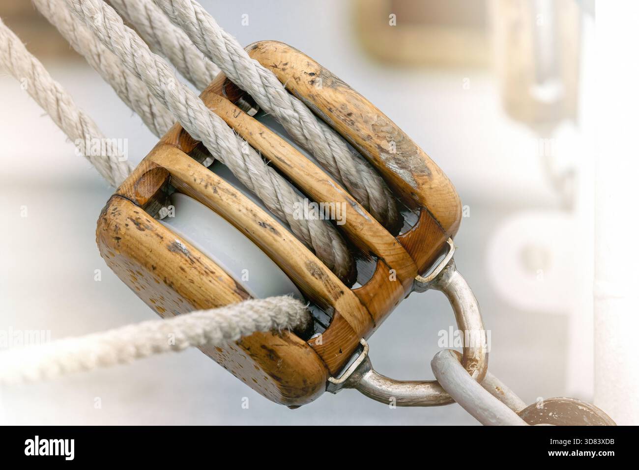 Dettaglio delle pulegge, delle vele e dell'allestimento di una nave a vela. Sfondo astratto in stile vintage con messa a fuoco selettiva. Foto Stock