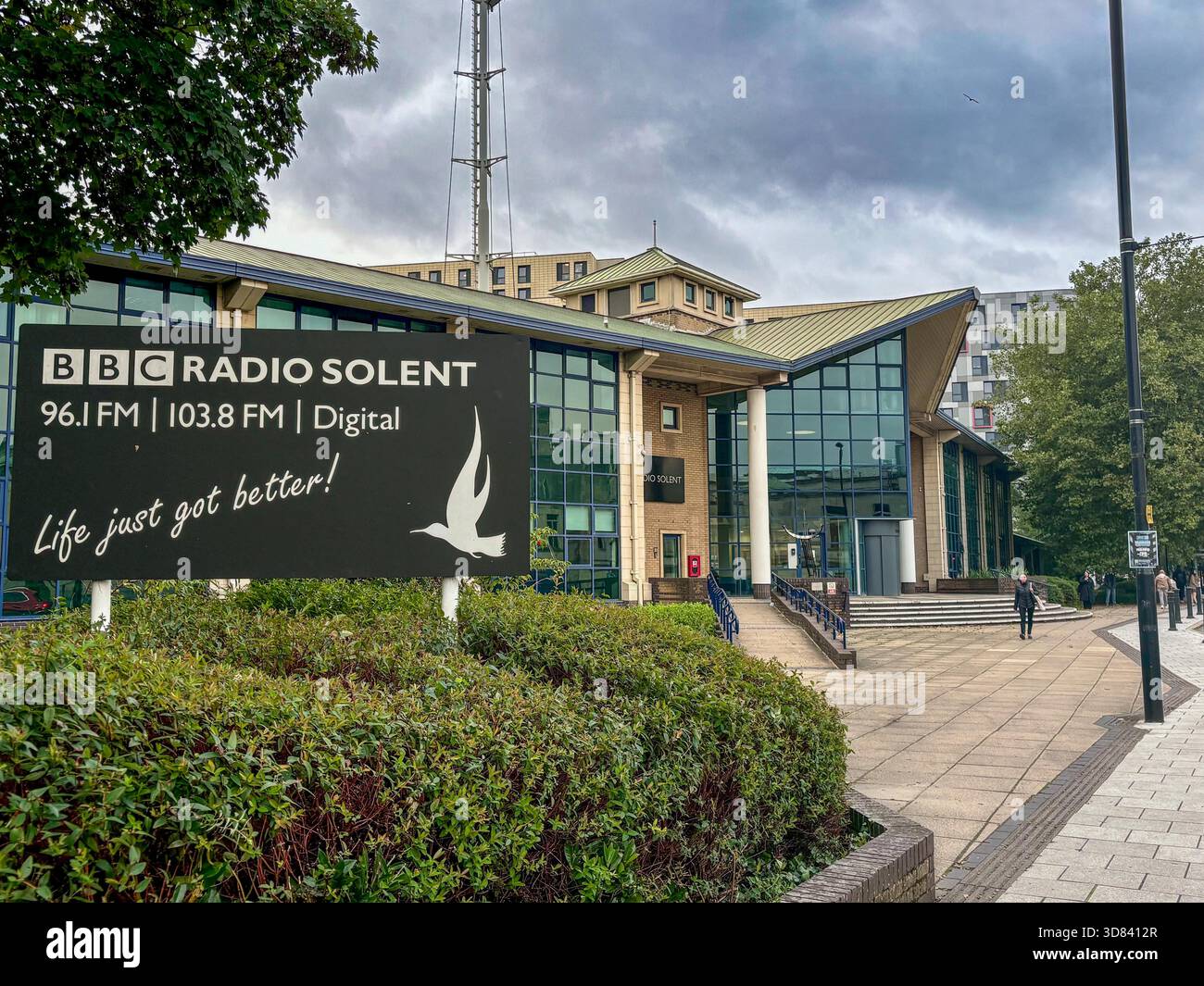 BBC radio Solent Broadcasting House con segnaletica e antenna Foto Stock