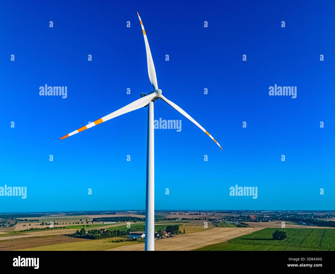 Parco di turbine eoliche. Mulino a vento sul cielo blu. Foto Stock