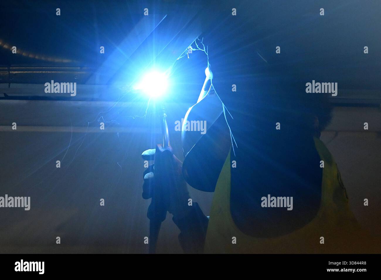 Schweissen, Hitze, Funkenflug, UV Strahlen, Schweissnaht, Lichtbogen, Schweisser, Handwerksberufe Berufe. *** Saldatura, calore, scintille volanti, raggi UV, cordoni di saldatura, arco, saldatore, mestieri specializzati Foto Stock