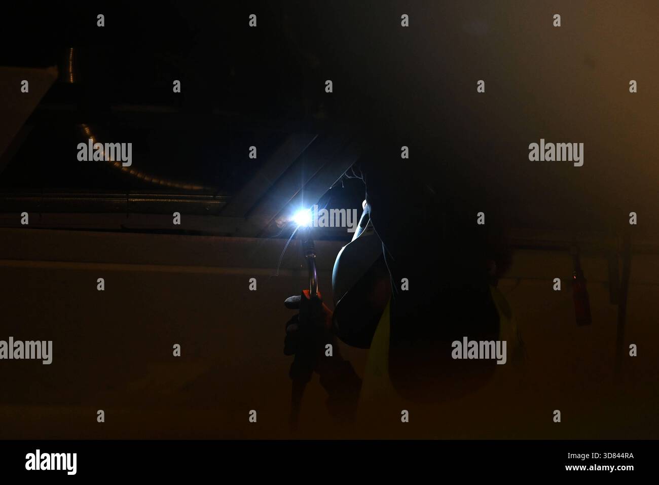 Schweissen, Hitze, Funkenflug, UV Strahlen, Schweissnaht, Lichtbogen, Schweisser, Handwerksberufe Berufe. *** Saldatura, calore, scintille volanti, raggi UV, cordoni di saldatura, arco, saldatore, mestieri specializzati Foto Stock