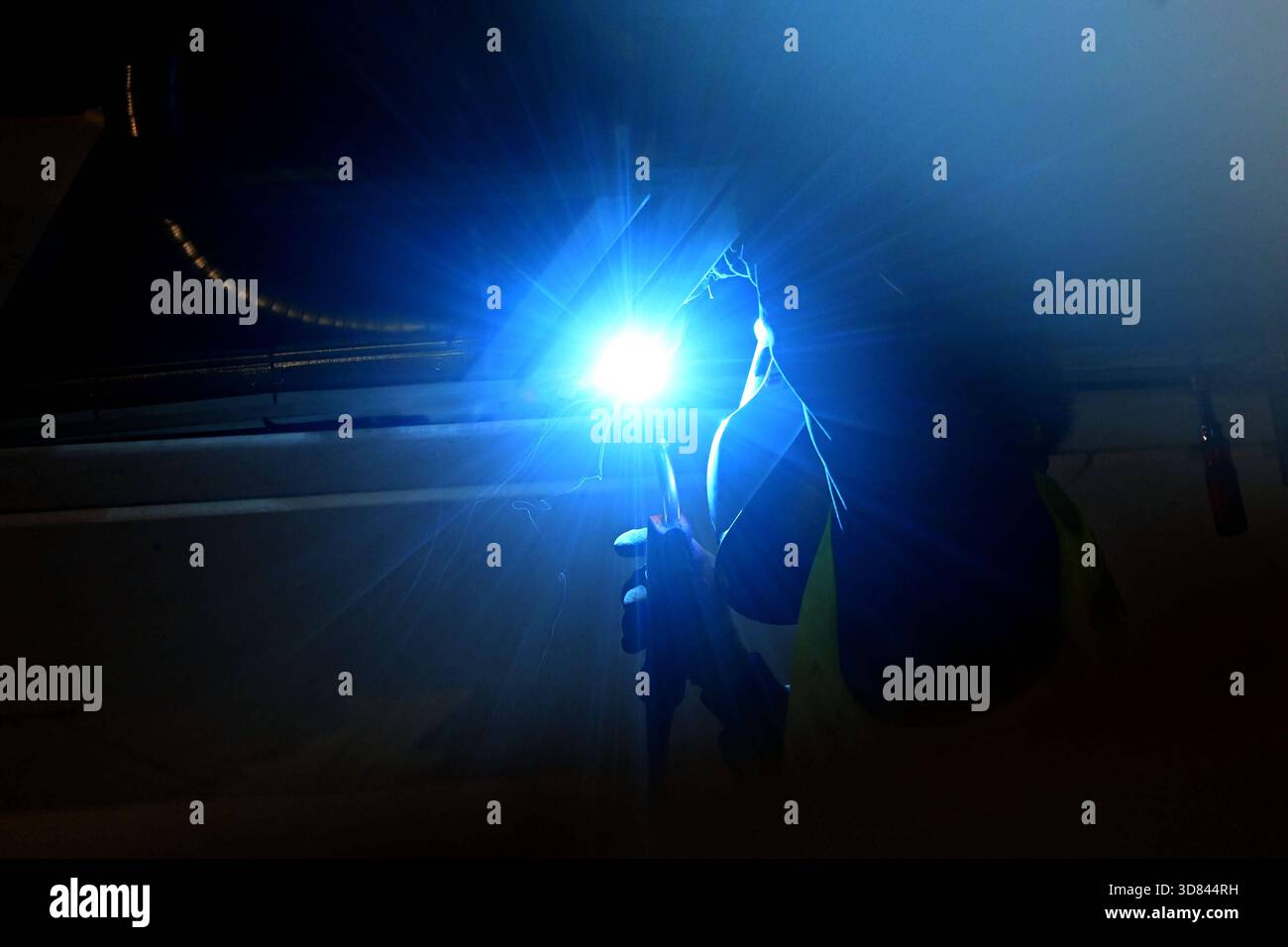 Schweissen, Hitze, Funkenflug, UV Strahlen, Schweissnaht, Lichtbogen, Schweisser, Handwerksberufe Berufe. *** Saldatura, calore, scintille volanti, raggi UV, cordoni di saldatura, arco, saldatore, mestieri specializzati Foto Stock