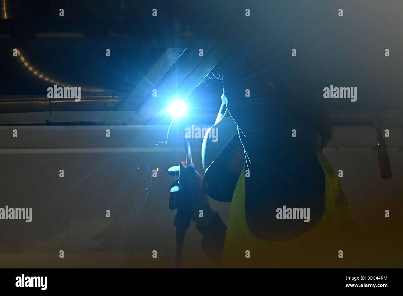Schweissen, Hitze, Funkenflug, UV Strahlen, Schweissnaht, Lichtbogen, Schweisser, Handwerksberufe Berufe. *** Saldatura, calore, scintille volanti, raggi UV, cordoni di saldatura, arco, saldatore, mestieri specializzati Foto Stock
