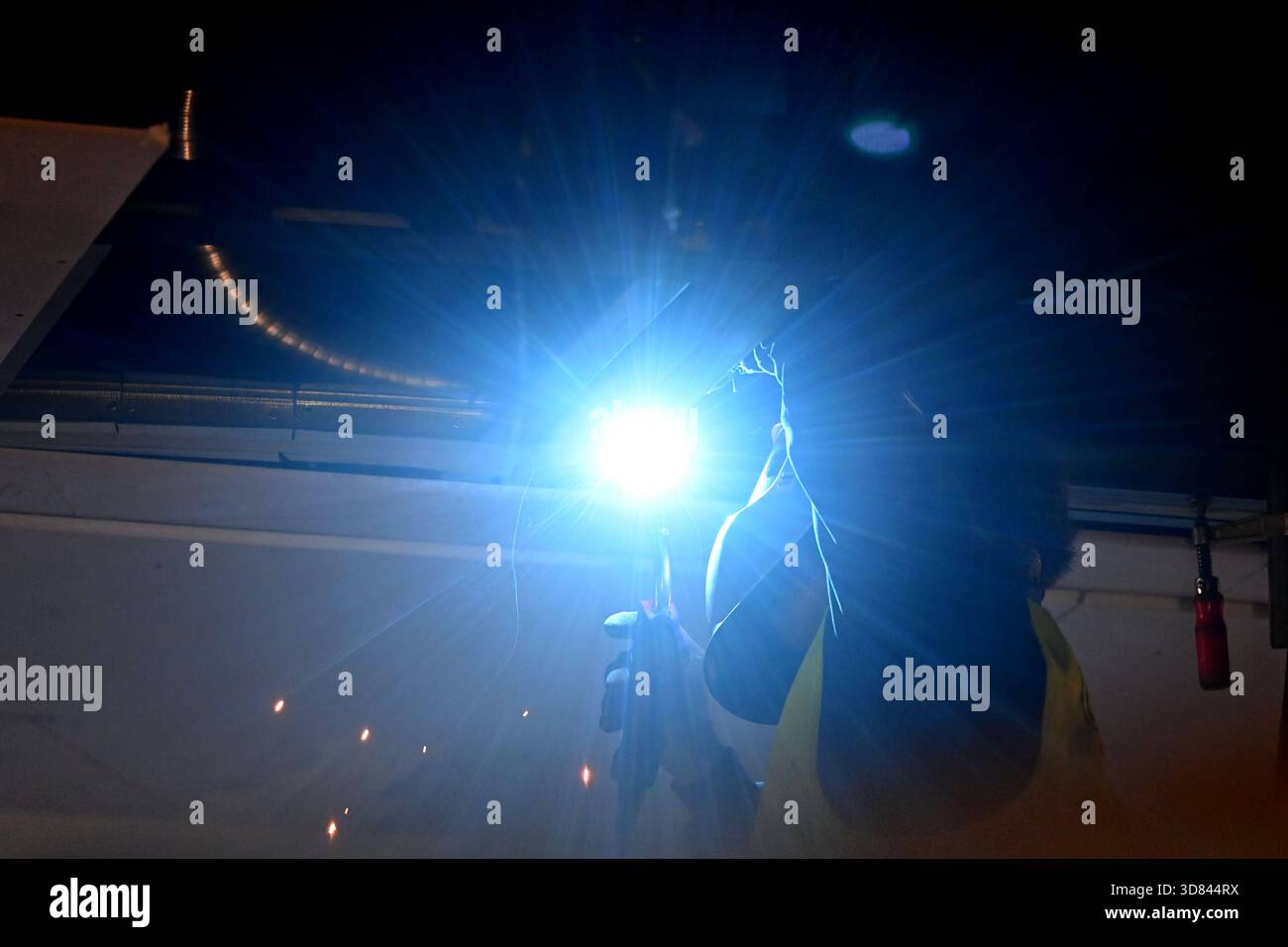 Schweissen, Hitze, Funkenflug, UV Strahlen, Schweissnaht, Lichtbogen, Schweisser, Handwerksberufe Berufe. *** Saldatura, calore, scintille volanti, raggi UV, cordoni di saldatura, arco, saldatore, mestieri specializzati Foto Stock