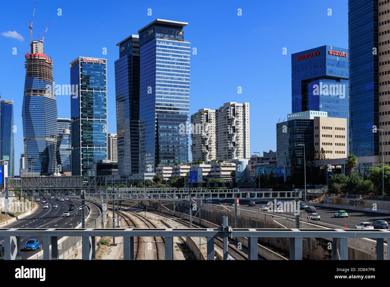 Moderno skyline di Tel Aviv con autostrada e ferrovia Foto Stock