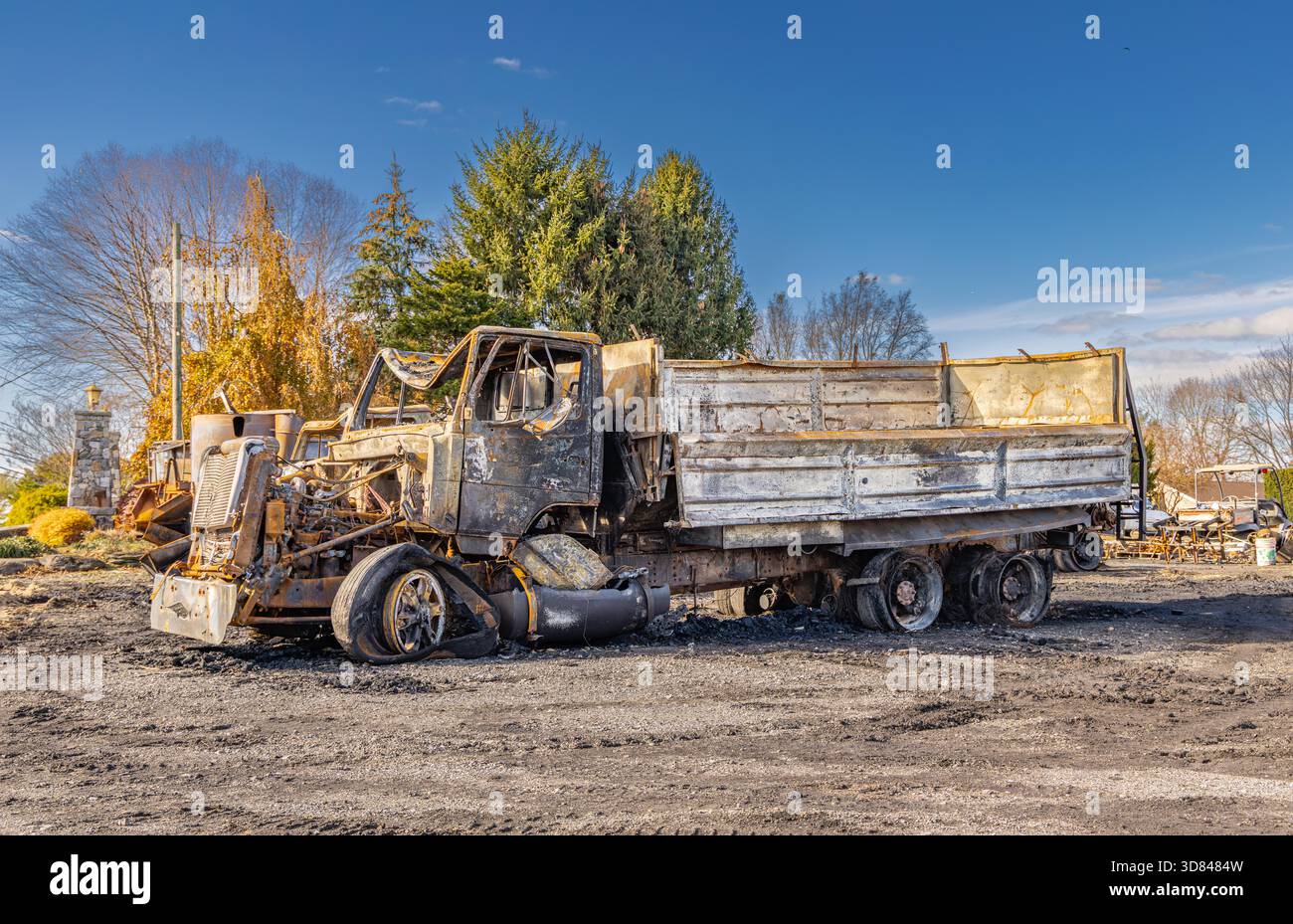 Grande camion distrutto da un incendio alla Wells Farm di Northville Foto Stock