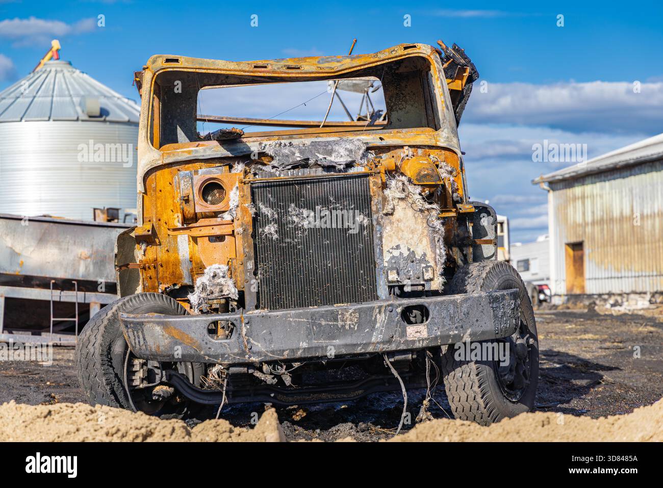 Grande camion distrutto da un incendio alla Wells Farm di Northville Foto Stock